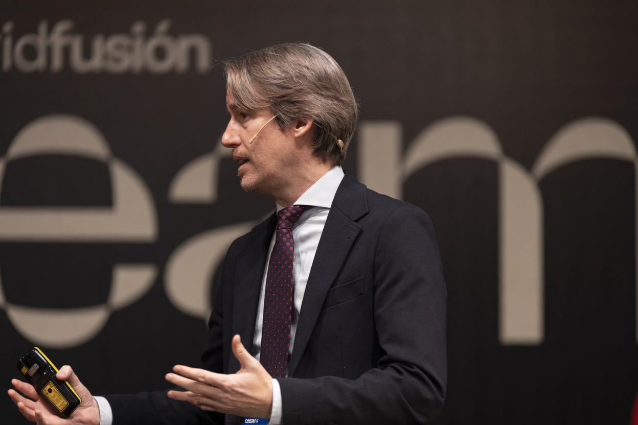 Luis Martín Pérez durante una conferencia sobre inteligencia artificial y comunicación.