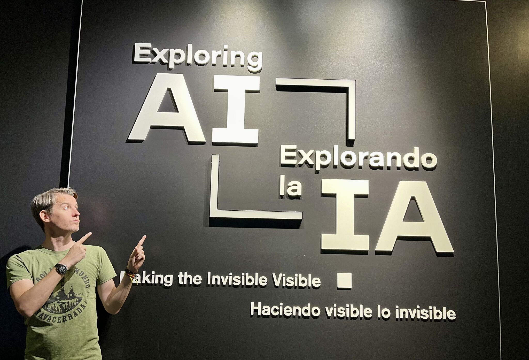 Luis Martín Pérez en la exposición Exploring AI — Haciendo visible lo invisible.